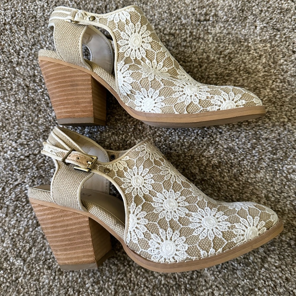 Reba “Kitt Style” 7.5M Laced Fabric Heels
